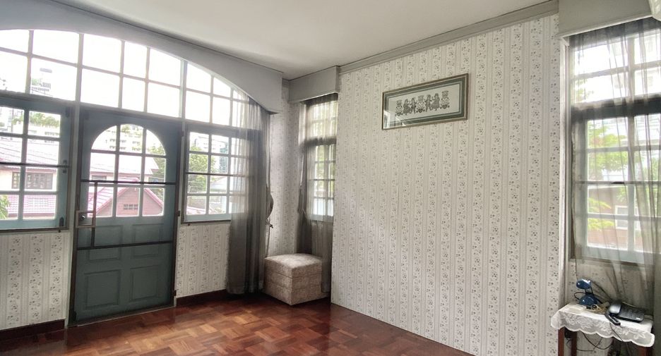 Haus zur Miete mit 4 Zimmer in Watthana, Bangkok
