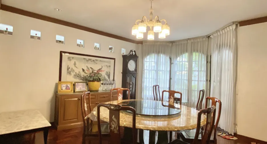 Haus zur Miete mit 4 Zimmer in Watthana, Bangkok