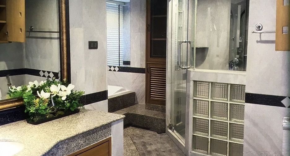 For rent 3 bedrooms condo in Watthana, Bangkok