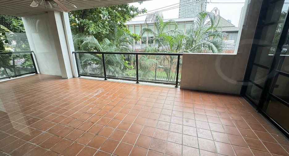 For rent 4 bedrooms apartment in Sathon, Bangkok