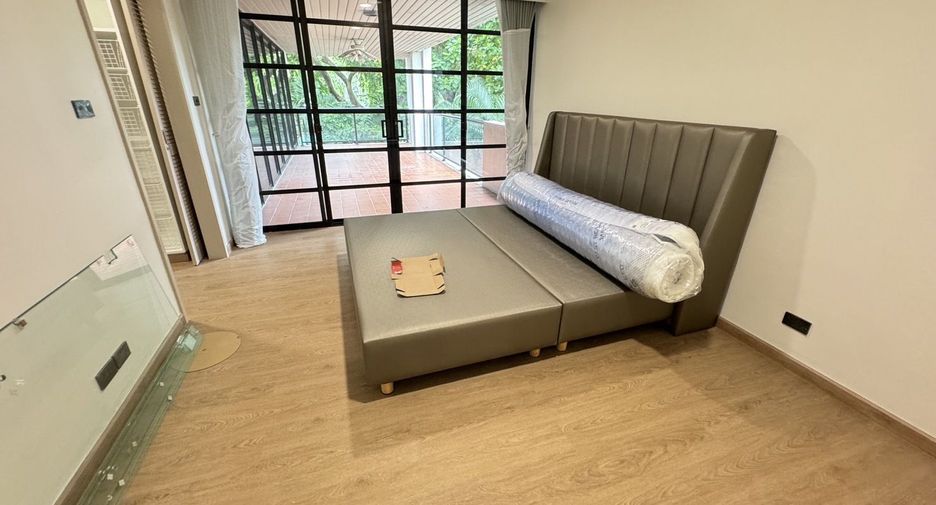 For rent 4 bedrooms apartment in Sathon, Bangkok