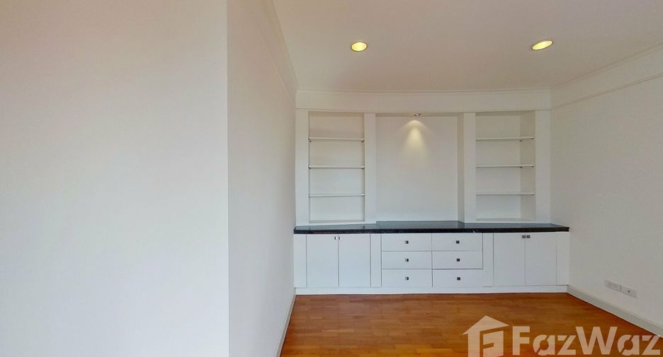 For rent 4 bedrooms condo in Sathon, Bangkok
