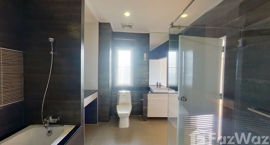 For rent 4 bedrooms condo in Sathon, Bangkok