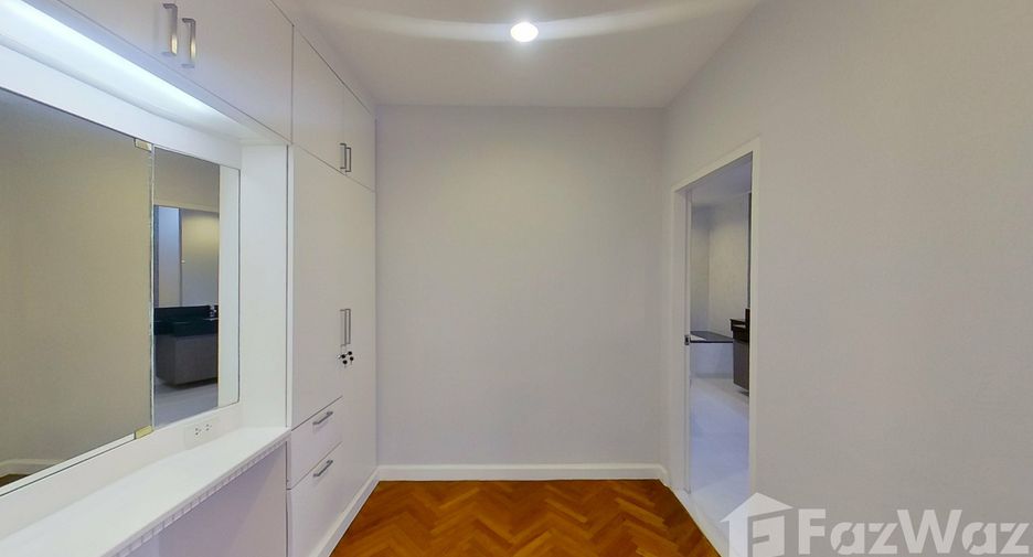 For rent 4 bedrooms condo in Sathon, Bangkok