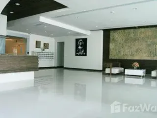 Condo en alquiler de 3 habitaciones en Khlong Toei, Bangkok