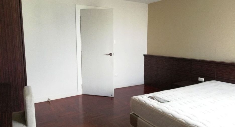 For rent 3 bedrooms condo in Watthana, Bangkok