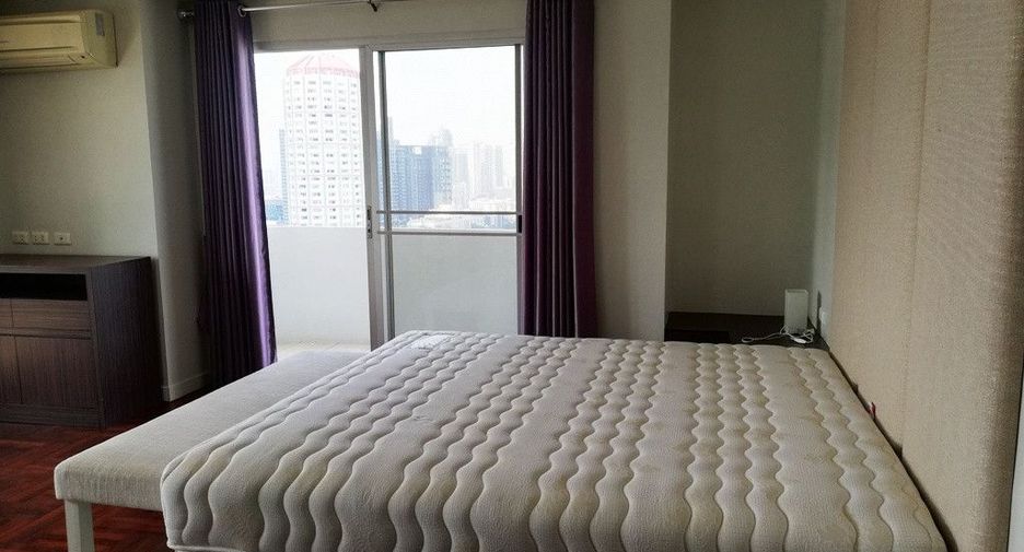 For rent 3 bedrooms condo in Watthana, Bangkok
