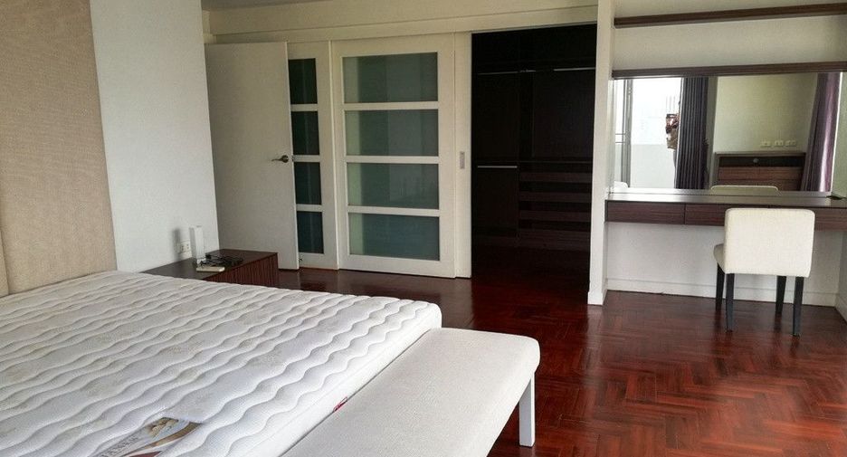 For rent 3 bedrooms condo in Watthana, Bangkok