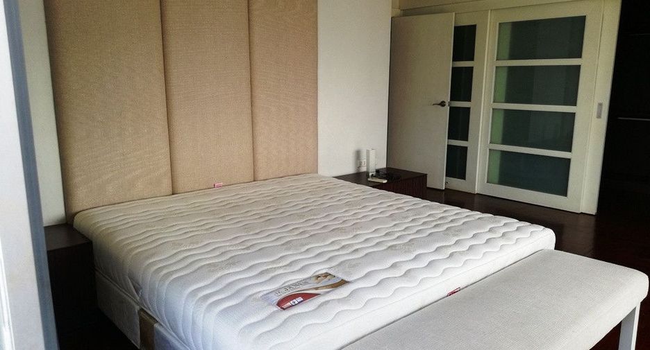 For rent 3 bedrooms condo in Watthana, Bangkok