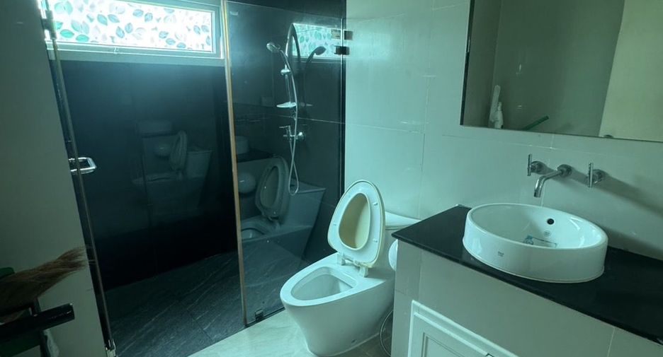 For rent 2 bedrooms condo in Khlong San, Bangkok