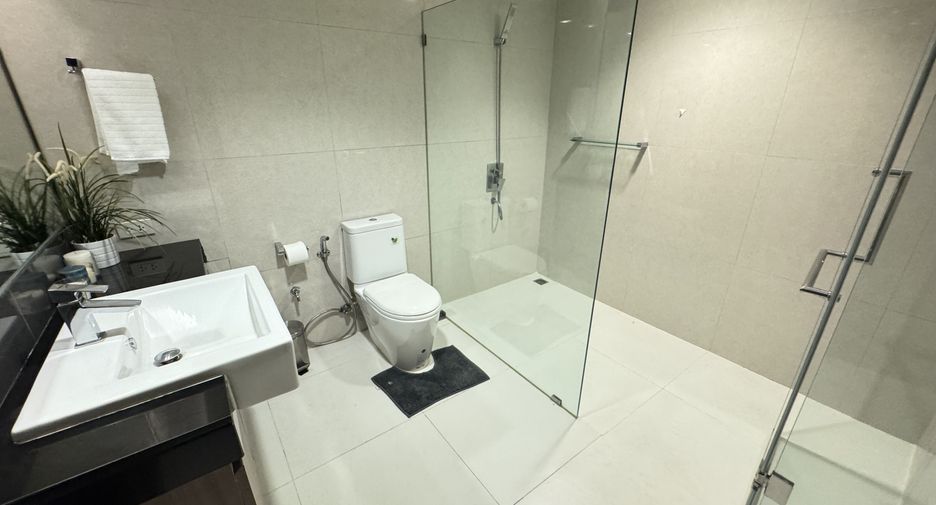 For rent 3 bedrooms apartment in Pathum Wan, Bangkok