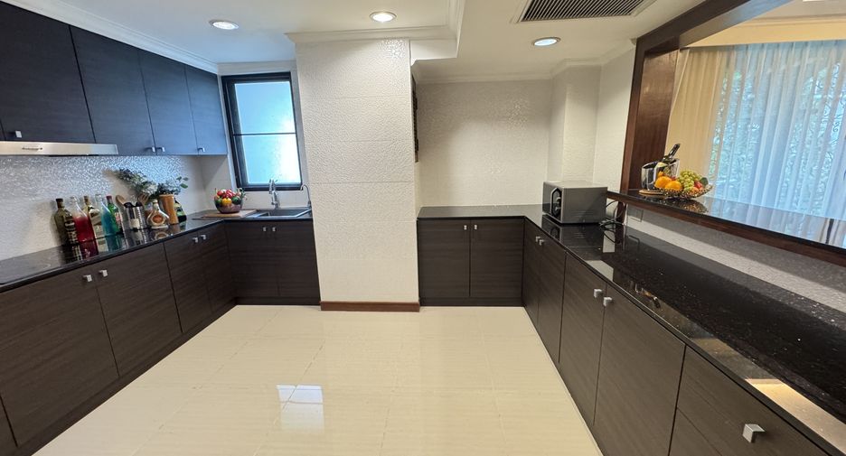 For rent 3 bedrooms apartment in Pathum Wan, Bangkok