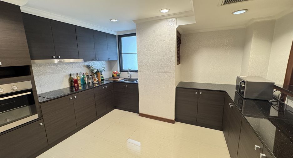 For rent 3 bedrooms apartment in Pathum Wan, Bangkok