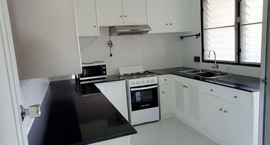 Condo en alquiler de 3 habitaciones en Khlong Toei, Bangkok