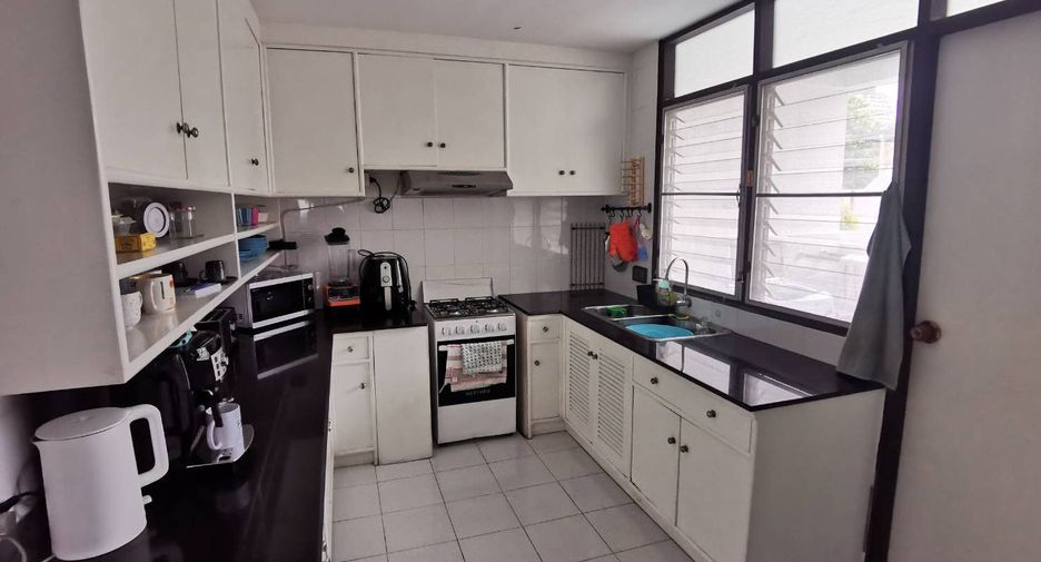 Condo en alquiler de 3 habitaciones en Khlong Toei, Bangkok