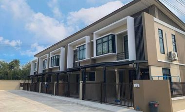 For rent 3 bedrooms townhouse in Phra Samut Chedi, Samut Prakan
