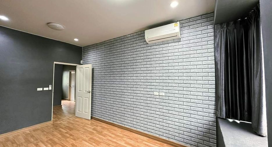 For rent 3 bedrooms townhouse in Phra Samut Chedi, Samut Prakan
