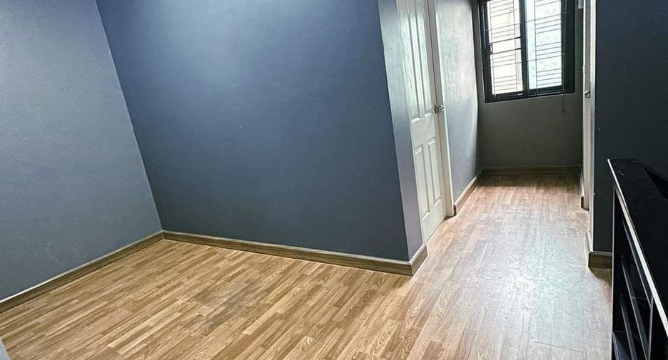 For rent 3 bedrooms townhouse in Phra Samut Chedi, Samut Prakan