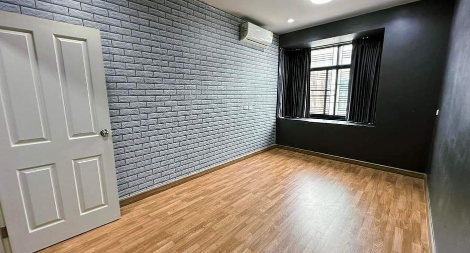 For rent 3 bedrooms townhouse in Phra Samut Chedi, Samut Prakan