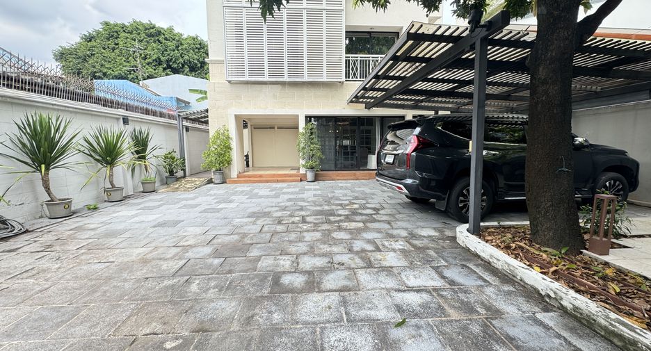 For rent 5 bedrooms house in Khlong Toei, Bangkok