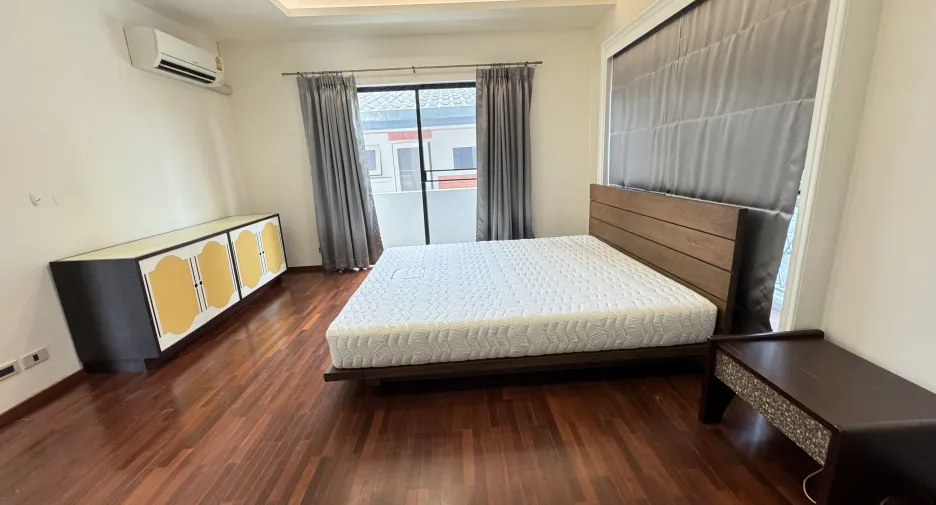 For rent 5 bedrooms house in Khlong Toei, Bangkok