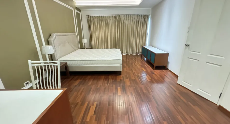 For rent 5 bedrooms house in Khlong Toei, Bangkok