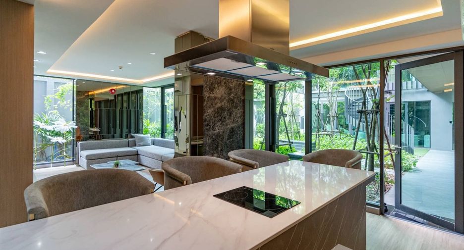 For rent 2 bedrooms condo in Huai Khwang, Bangkok