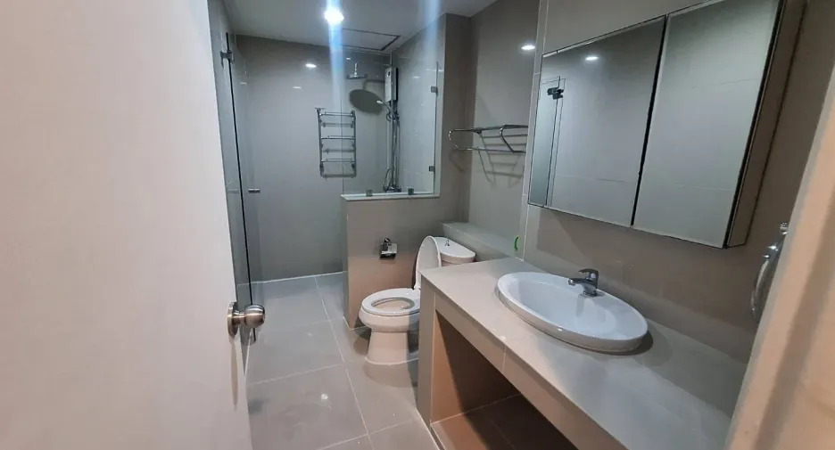 For rent 2 bedrooms condo in Khlong Toei, Bangkok