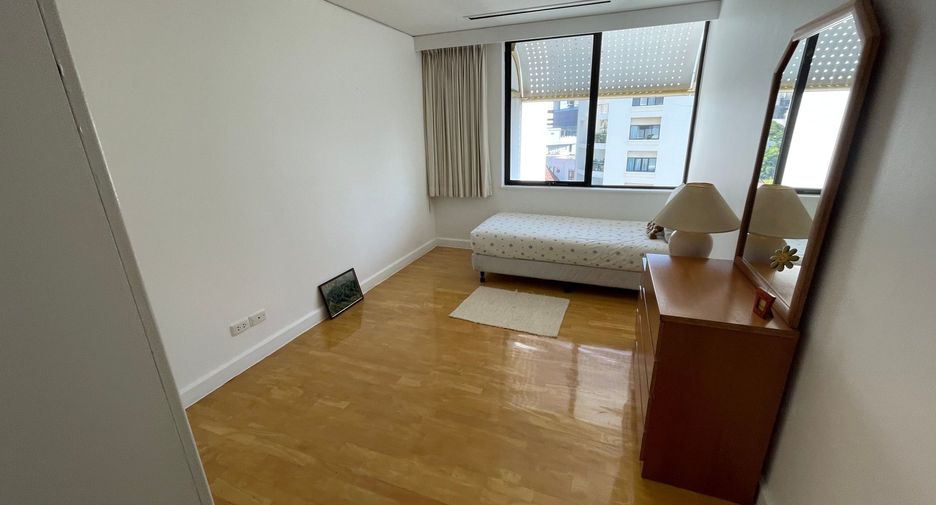 For rent 3 bedrooms apartment in Sathon, Bangkok