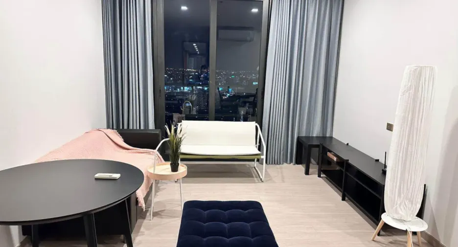 Condo en alquiler de 3 habitaciones en Huai Khwang, Bangkok