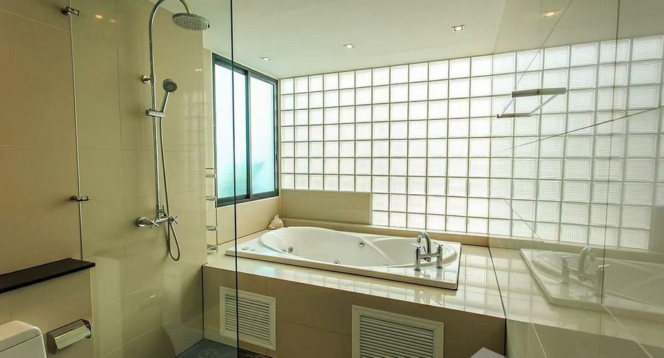 For rent 3 bedrooms condo in Watthana, Bangkok