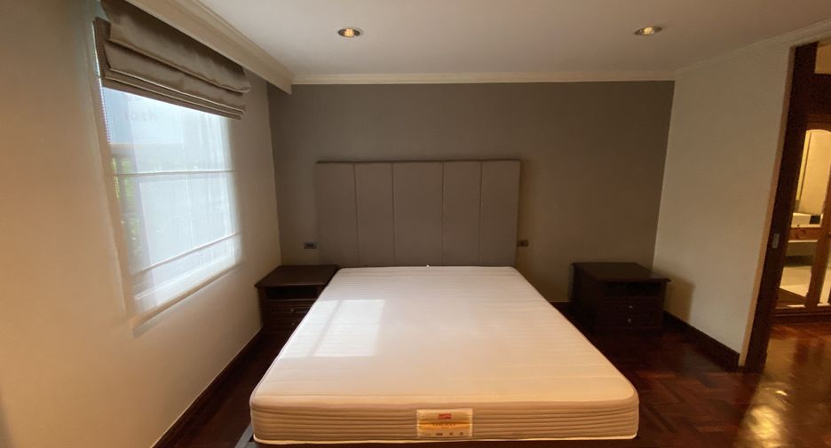 For rent 3 bedrooms condo in Pathum Wan, Bangkok