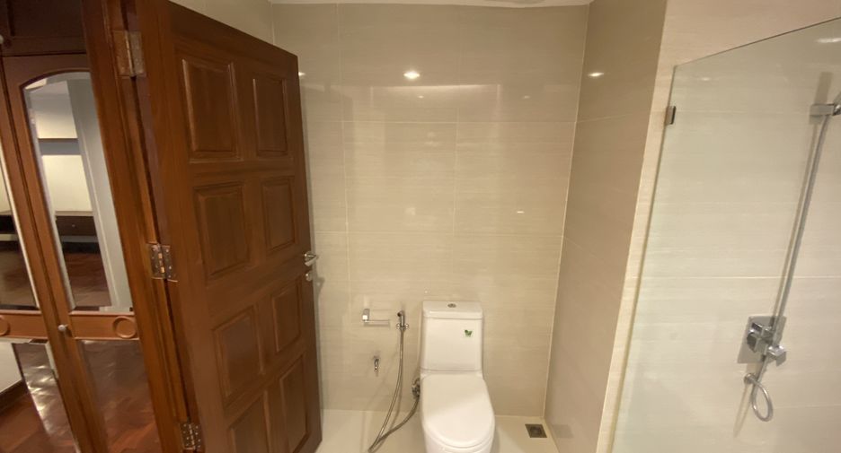 For rent 3 bedrooms condo in Pathum Wan, Bangkok