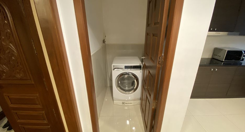 For rent 3 bedrooms condo in Pathum Wan, Bangkok