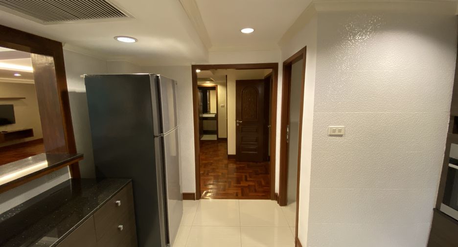 For rent 3 bedrooms condo in Pathum Wan, Bangkok
