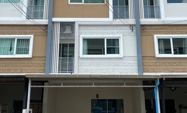 À louer 3 chambres maison de ville à Suan Luang, Bangkok