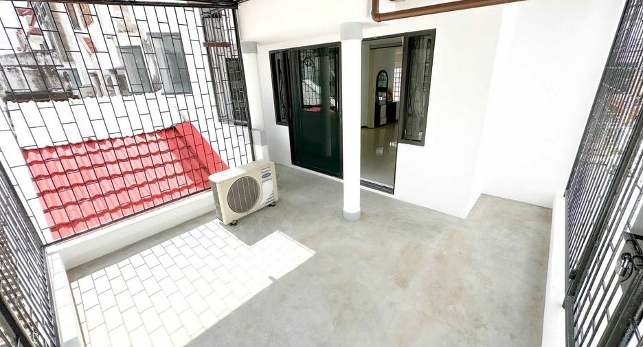 出租 3 卧室 独立屋 在 Phra Khanong, 曼谷