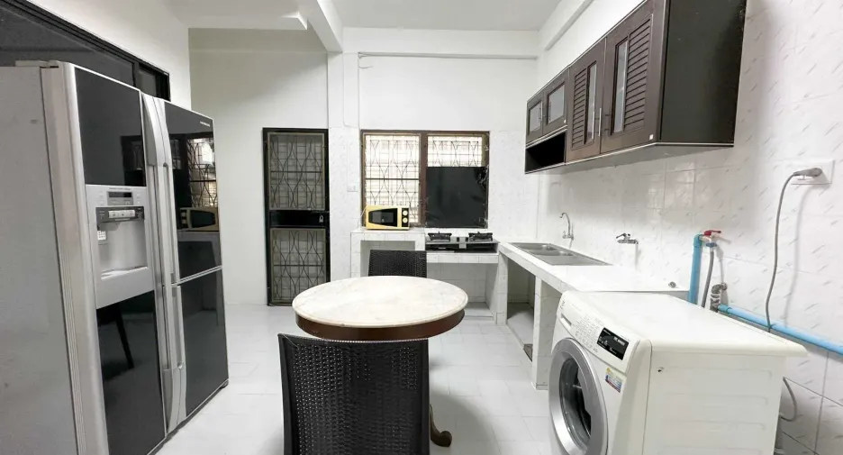 À louer 3 chambres maison à Phra Khanong, Bangkok