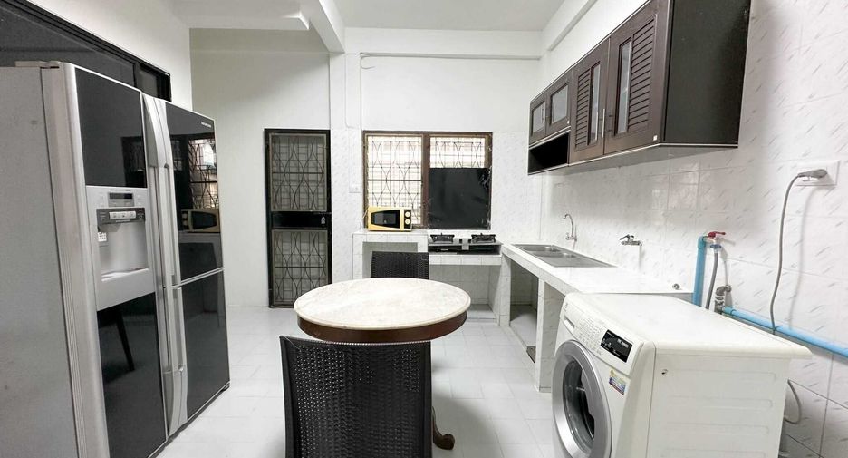 À louer 3 chambres maison à Phra Khanong, Bangkok