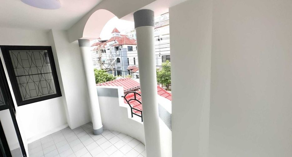 出租 3 卧室 独立屋 在 Phra Khanong, 曼谷