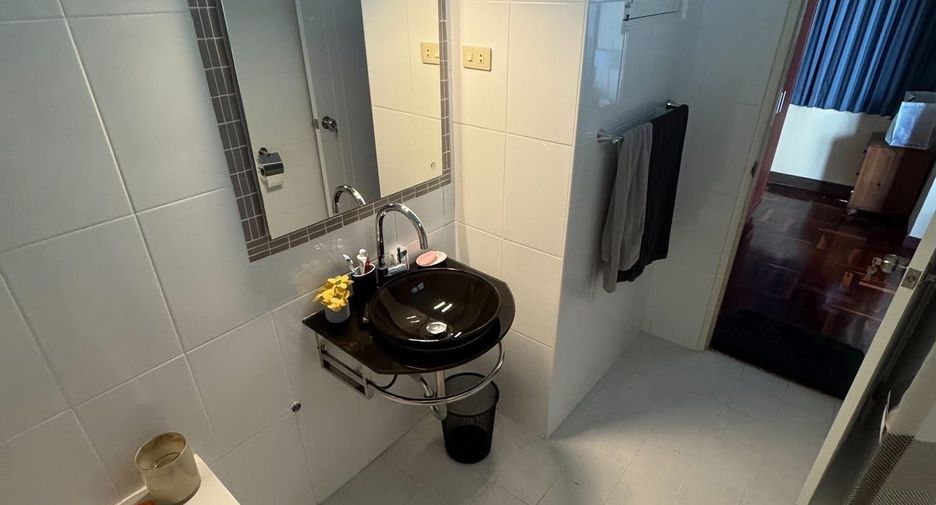 Condo en alquiler de 3 habitaciones en Khlong Toei, Bangkok