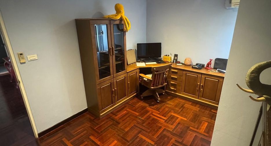 Condo en alquiler de 3 habitaciones en Khlong Toei, Bangkok
