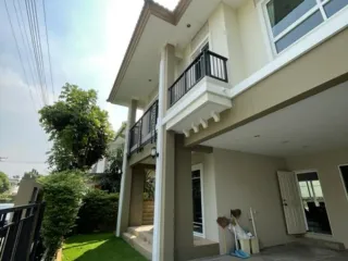 For rent 3 bedrooms townhouse in Suan Luang, Bangkok