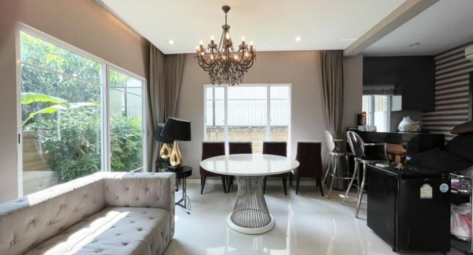 For rent 3 bedrooms townhouse in Suan Luang, Bangkok