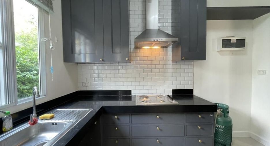 For rent 3 bedrooms townhouse in Suan Luang, Bangkok