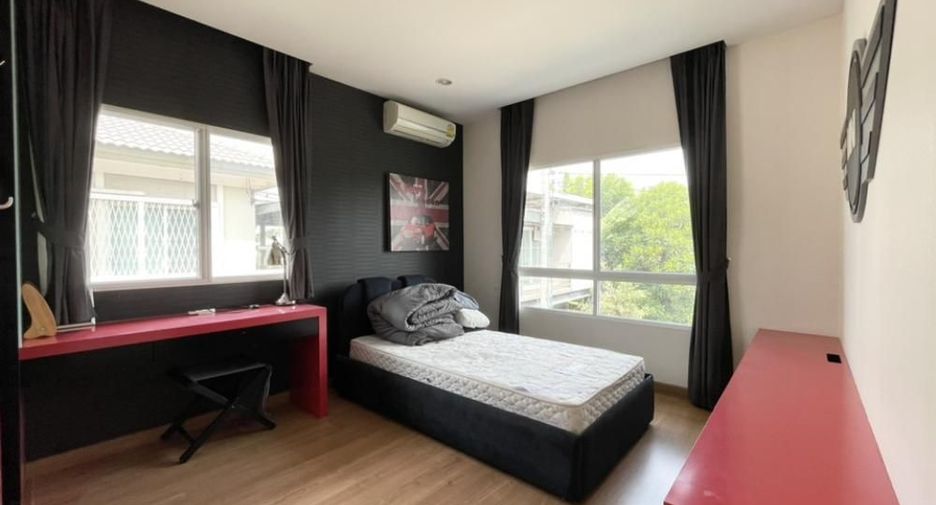 For rent 3 bedrooms townhouse in Suan Luang, Bangkok