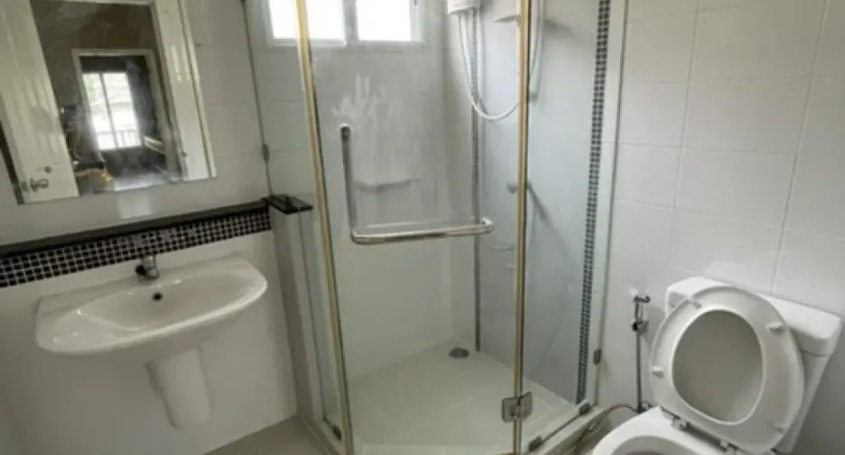 For rent 3 bedrooms townhouse in Suan Luang, Bangkok