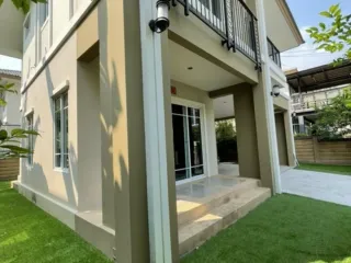 For rent 3 bedrooms townhouse in Suan Luang, Bangkok