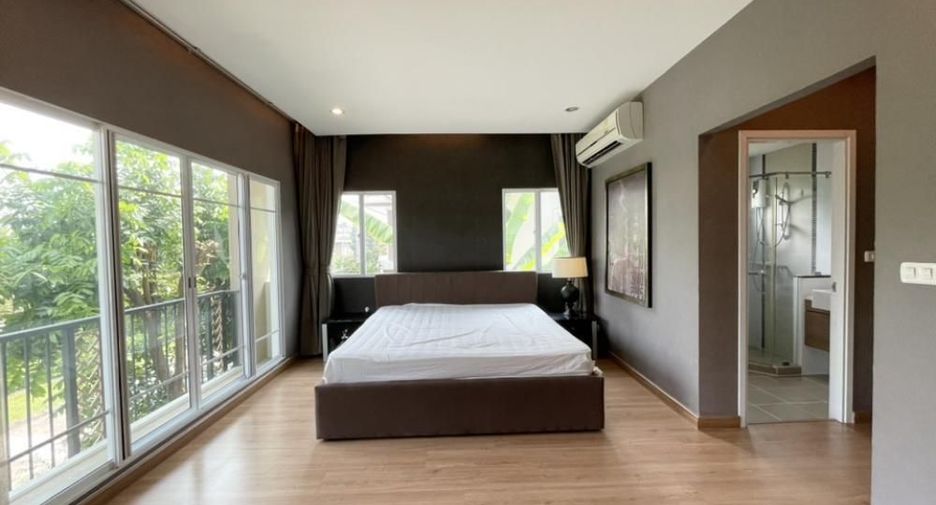 For rent 3 bedrooms townhouse in Suan Luang, Bangkok