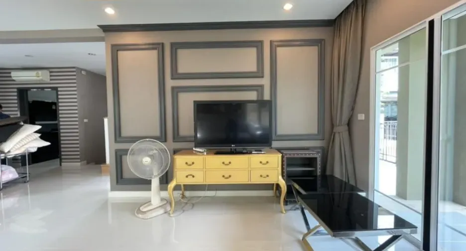 For rent 3 bedrooms townhouse in Suan Luang, Bangkok